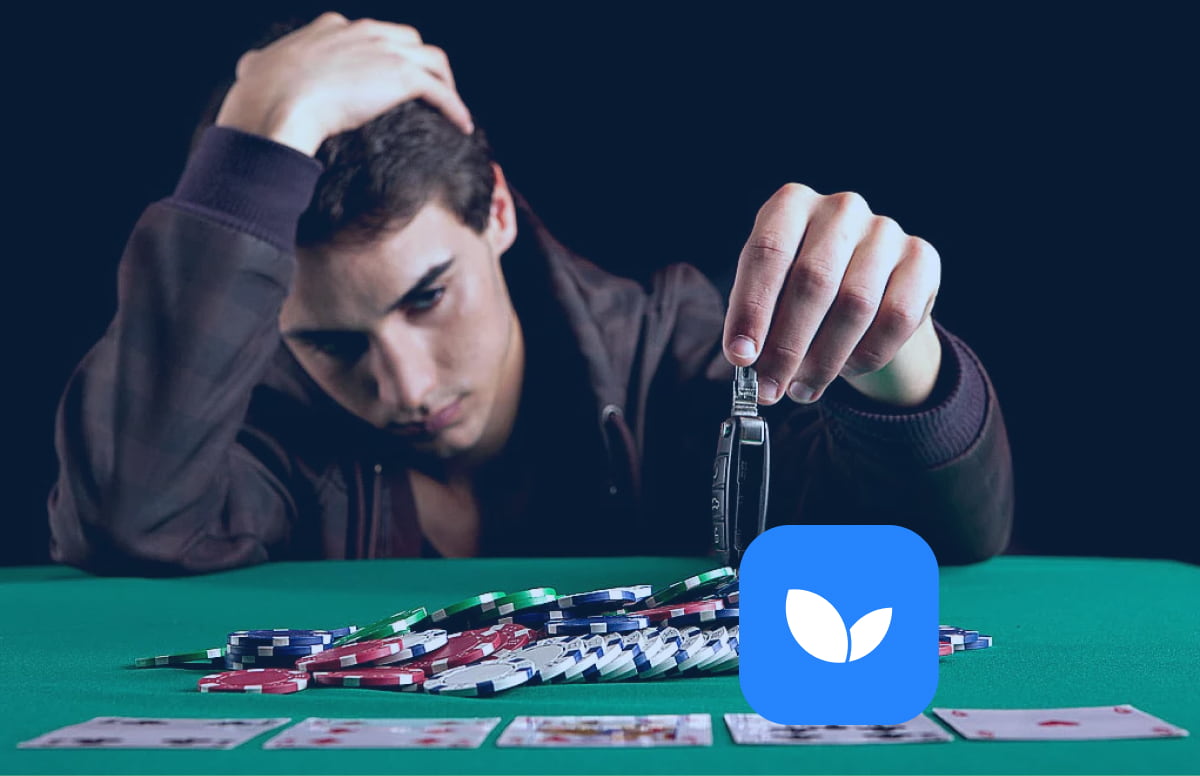 Мужчина держит ключи рядом с фишками